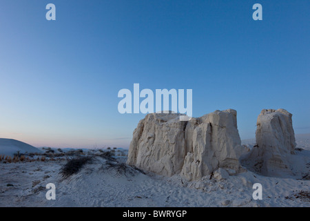 Weißen Gips Sand-Bildung in der Abenddämmerung am White Sands National Monument in Alamogordo, New Mexico, USA. Stockfoto