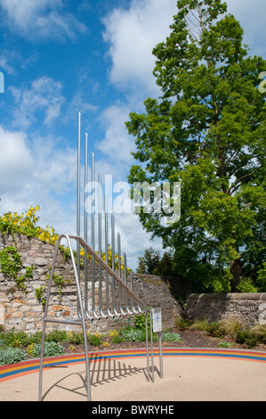 Musik-Skulptur im Schloss Clitheroe einer Kleinstadt im Norden Englands mit einer kleinen Norman Bergfried in der Mitte der Stadt Stockfoto