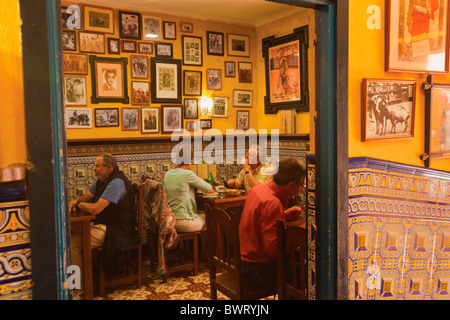 Cordoba, Provinz Córdoba, Spanien. Taberna Las Comedias dekoriert mit Stierkampf Erinnerungsstücke. Stockfoto