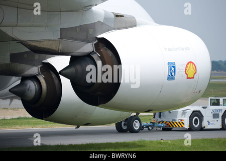 Airbus A380 das größte Passagierflugzeug Welten abgeschleppt um zu stehen, zwei Rolls-Royce-Triebwerken im Vordergrund Stockfoto