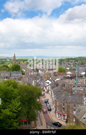 Clitheroe eine kleine Stadt in Nordengland mit einem kleinen normannischen Schloss in Parklandschaft im Zentrum der Stadt. Dieser Blick blickt auf die Stadt Stockfoto