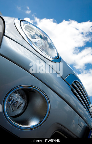 Close-up Vorderteil eines Mini-Autos gegen blauen Himmel, BMW Mini Cooper Stockfoto