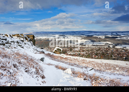 Kuh und Kalb Felsen auf Ilkley moor mit der Stadt Ilkley darüber hinaus. West Yorkshire UK Stockfoto