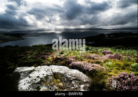 Blick auf das Isle of Jura von oben Carsaig Bay. Sonne und Regen mischen sich über den Sound of Jura. Stockfoto