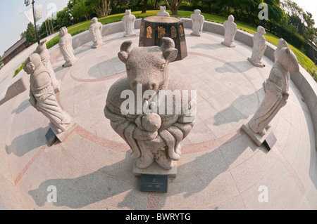 Chinesisches Sternzeichen Astrologie Statuen, zentriert auf der Ochse außerhalb National Folk Museum, Seoul, Südkorea Stockfoto