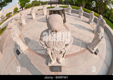 Chinesisches Sternzeichen Astrologie Statuen, zentriert auf das Schwein außerhalb National Folk Museum, Seoul, Südkorea Stockfoto