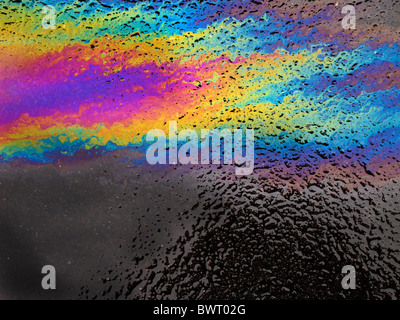 Ölteppich auf schwarzem Asphalt. Stockfoto