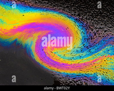 Ölteppich auf schwarzem Asphalt. Stockfoto