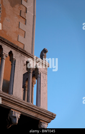 Ein Balkon in Venedig mit Löwe-detail Stockfoto