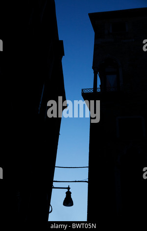 Entstehen aus einer dunklen engen Gasse in Venedig kurz nach Sonnenuntergang. Stockfoto