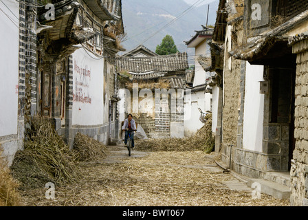 Dicke Bohnen trocknen in der Straße außerhalb der alten Bai Häuser, Xizhou, Yunnan, China Stockfoto