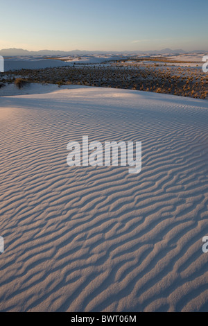 Warmen Abendlicht fällt über den weißen Gips-Sand-Dünen von White Sands National Monument in Alamogordo, New Mexico, USA. Stockfoto