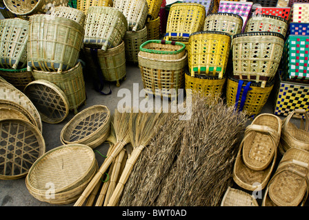 Chinesische Körbe und Besen Stockfoto