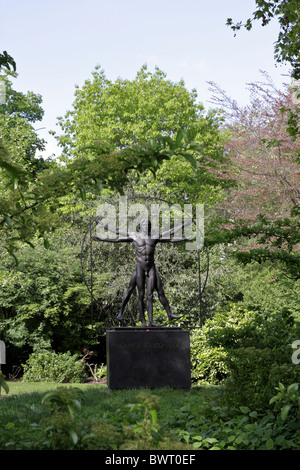 Der vitruvianische Mensch, eine feine Skulptur von Enzo Plazotta und von Mark Holloway beendet. Es ist in der Begründung der Belgrave Square gelegen. Stockfoto