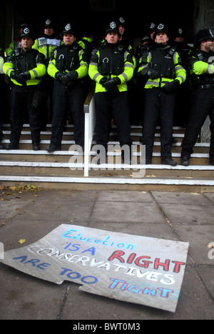 Polizei Wache Senat-Haus an der Universität Bristol bei Protesten über Studiengebühren Stockfoto