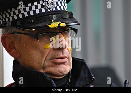 Polizisten sind in Senf, auf sie geworfen, von Studenten protestieren gegen steigende Studiengebühren an der Universität Bristol abgedeckt. Stockfoto