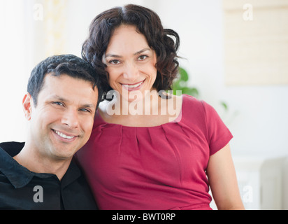 Glückliches Paar umarmt Stockfoto