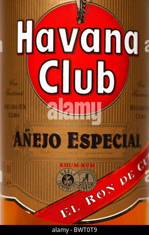 Nahaufnahme zeigt das Label auf eine Flasche Havana Club Rum Stockfoto