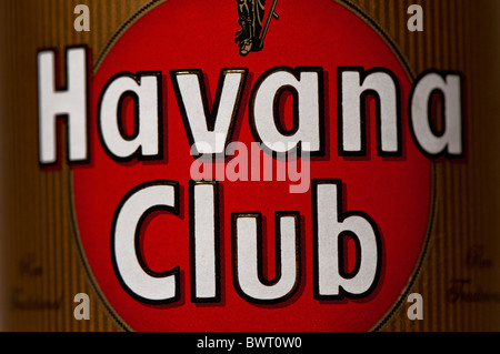 Nahaufnahme zeigt das Label auf eine Flasche Havana Club Rum Stockfoto