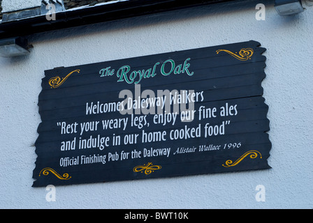 Schild an Wand des Royal Oak Pub, Bowness, markiert das Ende der Dales Weg gehen, Nationalpark Lake District, Cumbria, England UK Stockfoto