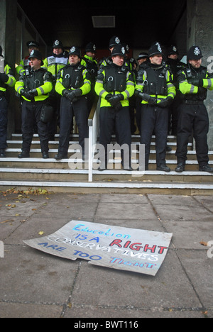 Polizei Wache Senat-Haus an der Universität Bristol bei Protesten über Studiengebühren Stockfoto