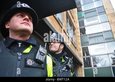 Polizei Wache Senat-Haus an der Universität Bristol bei Protesten über Studiengebühren Stockfoto