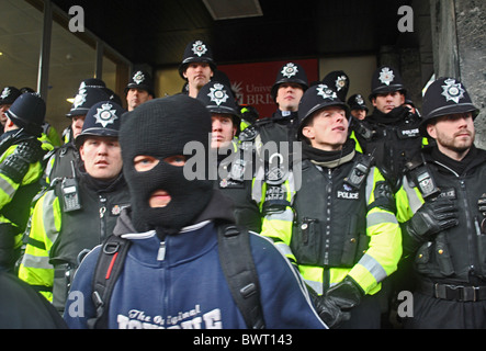 Polizei Wache, die der Eingang zum Senat-Haus während der Proteste gegen Studiengebühren erhebt sich, Universität von Bristol Stockfoto