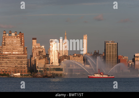 FDNY Marine 1 Feuer Boot "John D. McKean" setzt auf eine Wassershow auf dem Hudson River am Unabhängigkeitstag. Stockfoto