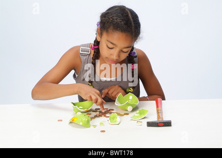 Ein Mädchen, die ihre Ersparnisse zählen Stockfoto