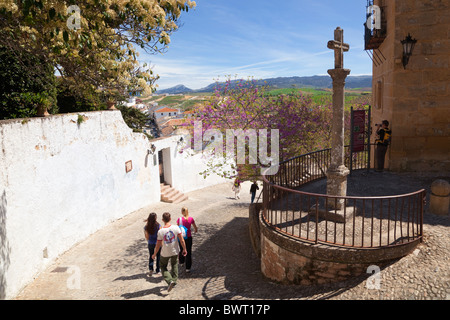 Ronda, Provinz Malaga, Spanien. Touristen, die Wanderung nach unten Calle Santo Domingo in der Altstadt. Stockfoto