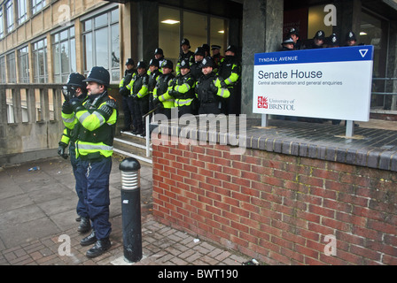 Polizei Wache, die der Eingang zum Senat-Haus während der Proteste gegen Studiengebühren erhebt sich, Universität von Bristol Stockfoto