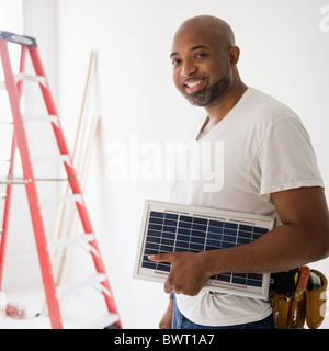 African American Bauarbeiter mit Solar-panel Stockfoto