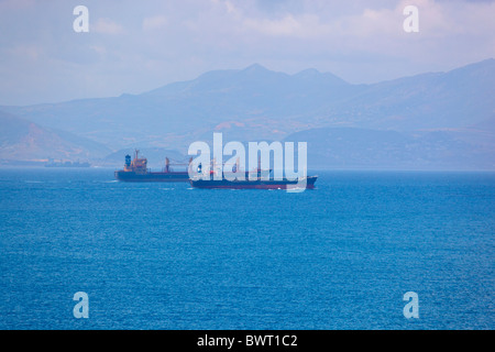 Frachtschiffe vorbei durch die Meerenge von Gibraltar zwischen Spanien und Marokko. Marokko ist im Hintergrund zu sehen. Stockfoto