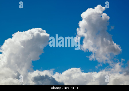 Cumulus-Wolken wogende vor blauem Himmel Stockfoto