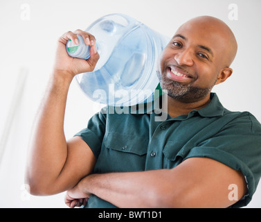 Afrikanische amerikanische Bote halten Wasser Flasche Stockfoto