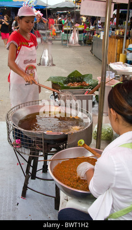 Frau Anbieter Rühren braten Essen auf Wochenendmarkt Phuket, Thailand Stockfoto