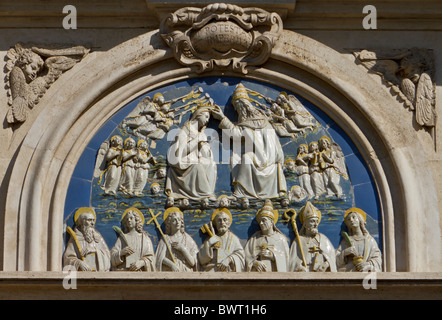 Glasiertem Terrakotta (Majolika) Szene, die Krönung der Jungfrau auf einem Tympanon an der Chiesa di Ognissanti Florenz Stockfoto