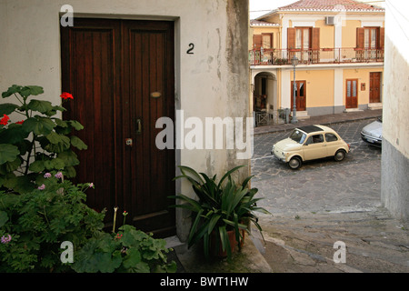 Holztür und ein altes Auto in Pizzo, Kalabrien, Italien Stockfoto