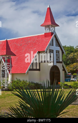 Rotbedachten Kapelle mit einige Blätter der Pflanze im Vordergrund, am Cap Malheureux, Mauritius Stockfoto