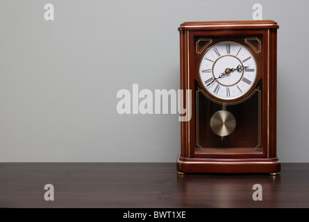 Auf einem Tisch Uhr Stockfoto