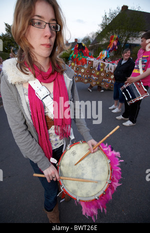 Weibliche Schlagzeuger bei den Original Matrosen Hobby Pferd Minehead, Somerset UK Europe Stockfoto