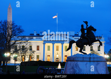 Das weiße Haus, Washington, DC, vom Lafayette Park gesehen.  Eine Statue von Präsident Andrew Jackson steht im Vordergrund. Stockfoto