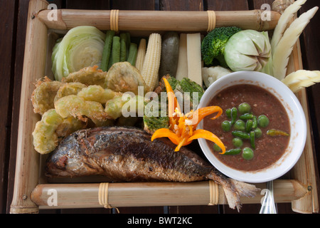 Chillie Garnelenpaste mit Pfanne gebratene Makrele und Gemüse serviert Stockfoto