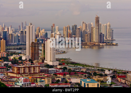 PANAMA CITY, PANAMA - Panama-Stadt Skyline, Hochhäuser in Paitilla Punkt oben rechts. Stockfoto