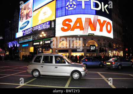 Taxi vor Neon Schilder am Piccadilly Circus bei Nacht, London, England, Vereinigtes Königreich, Europa Stockfoto