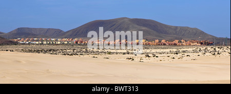 Dünen von Corralejo Nationalpark vor der Montana De La Mancha Bergregion, Fuerteventura, Kanarische Inseln, Spanien Stockfoto