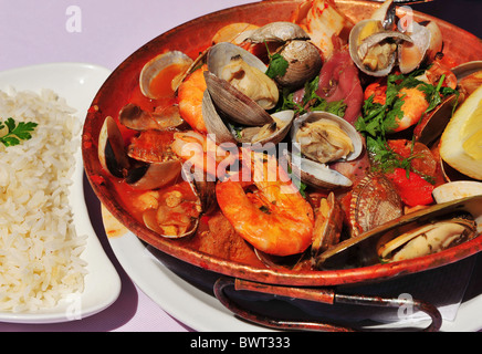 Seafood Cataplana ist das Nationalgericht Portugals. Stockfoto