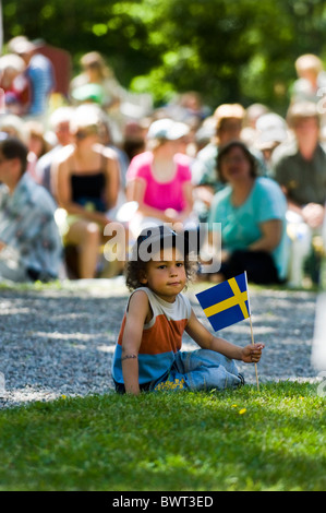 Kleiner Junge feiert der schwedischen Nationalfeiertag Stockfoto