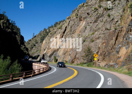 Autos fahren entlang Highway 34 durch Big Thompson Canyon in der Nähe von Loveland, Colorado, USA. Stockfoto