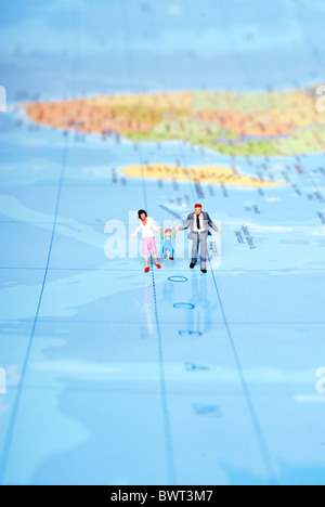 Miniatur-Familie auf Reisen Stockfoto